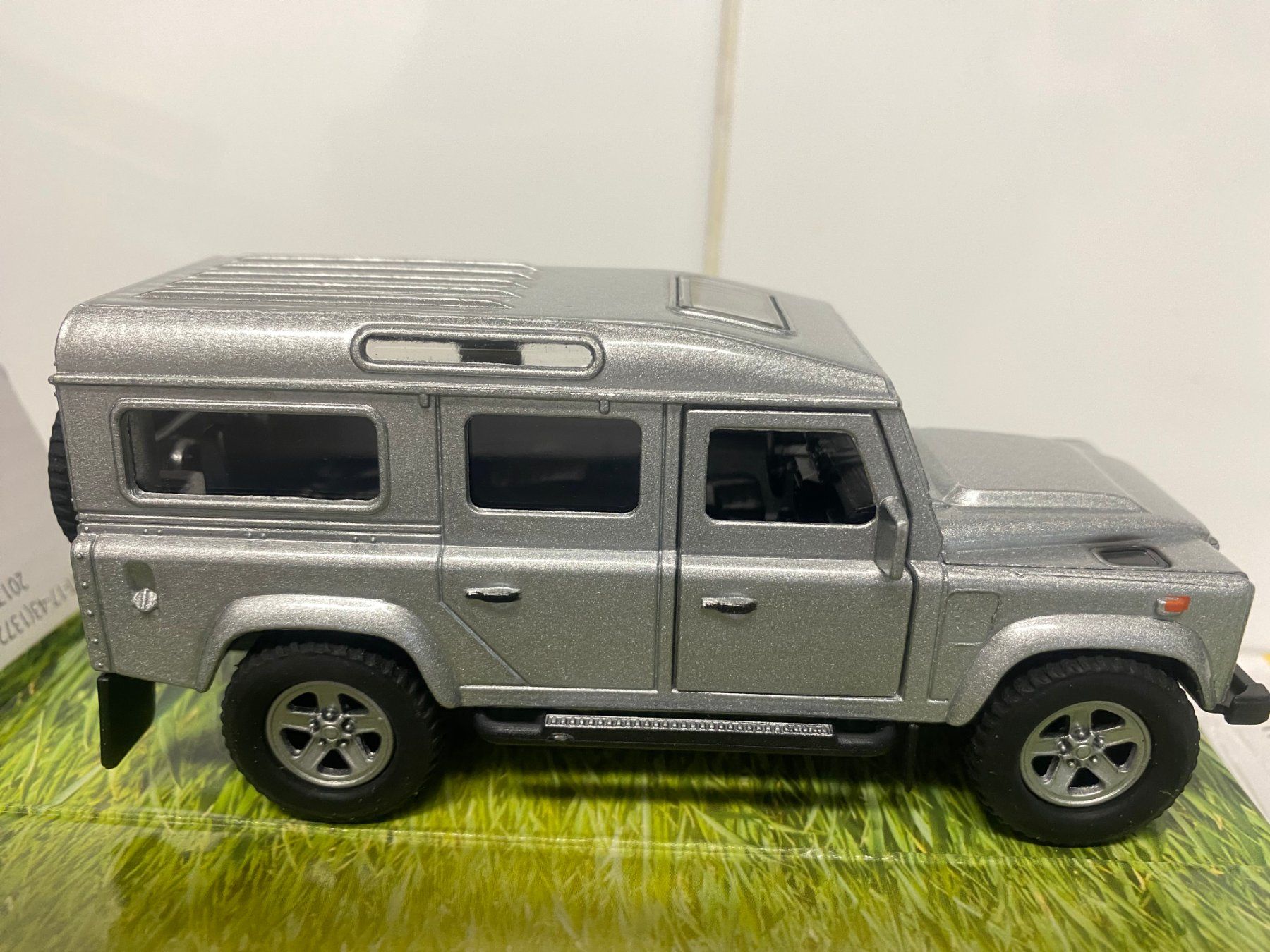 Land Rover Modellini d'auto: Land Rover Defender 1-31 OVP silber 151 – Nuovo (secondo la descrizione) da Kerzers venduto da tisyayasuBE 3