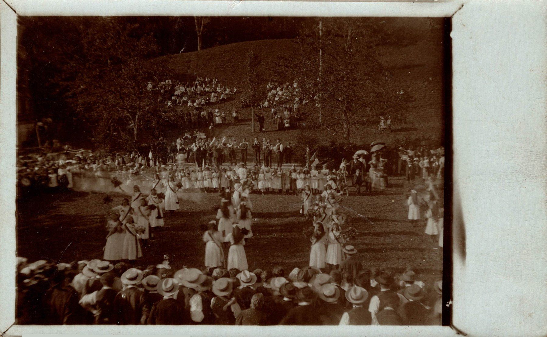 Cartoline postali: Foto-AK, vermutlich Kinderfest St. Gallen – Usato da Bronschhofen venduto da Astore