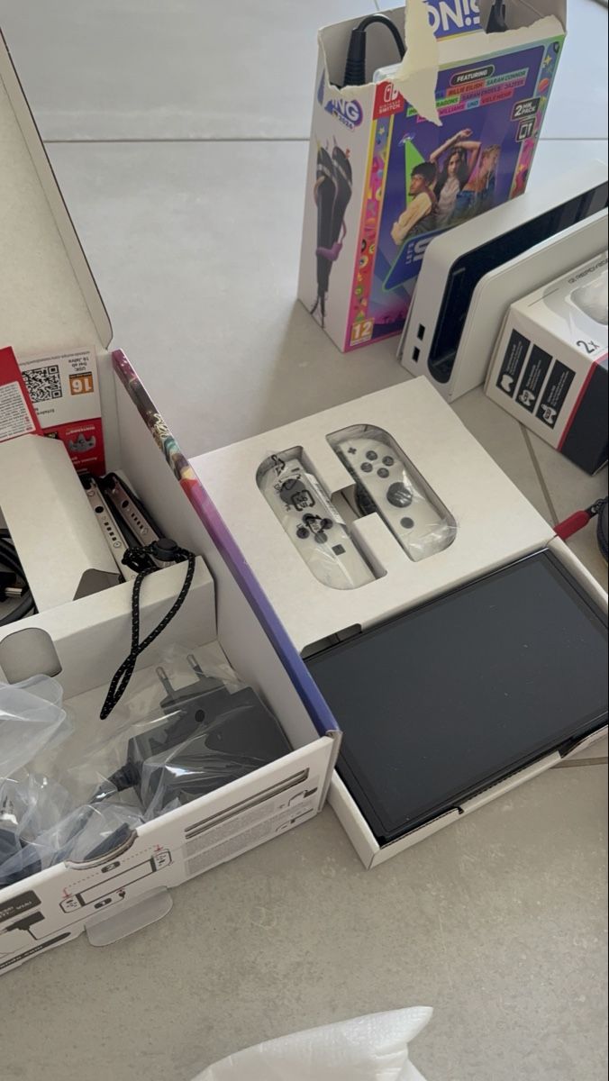 Nintendo Console: Nintendo Switch OLED Weiss mit 3 Spielen und viel Zubehör - – Usato da Muri AG venduto da proxy_00 1
