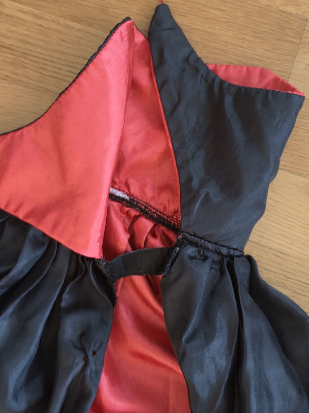 Costumi: Umhang schwarz-rot Vampier Kinder – Usato da Birmensdorf ZH venduto da eva_9hvs 1