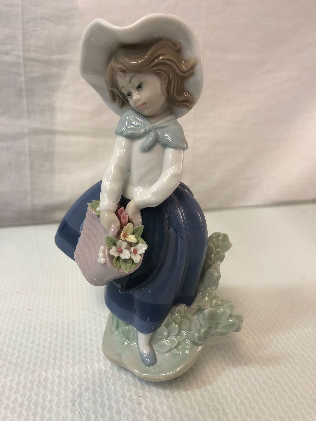 Lladro Statuette: LLADRO Figur Kleines Mädchen mit Korbtasche 5222 – Usato da Brunnen venduto da Allerwaren 5