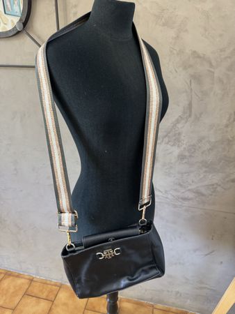 Sac à bandoulière noir Tommy Hilfiger, parfait pour l'été