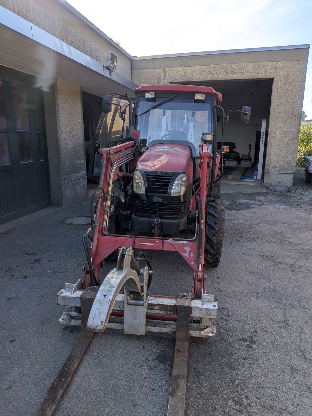 Tracteurs: Traktor YTO554 mit Frontlader und Heckbagger – D'occasion à Wallenwil par Hindu82 3