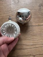 Set aus zwei silbernen Vintage-Weihnachtskugeln.