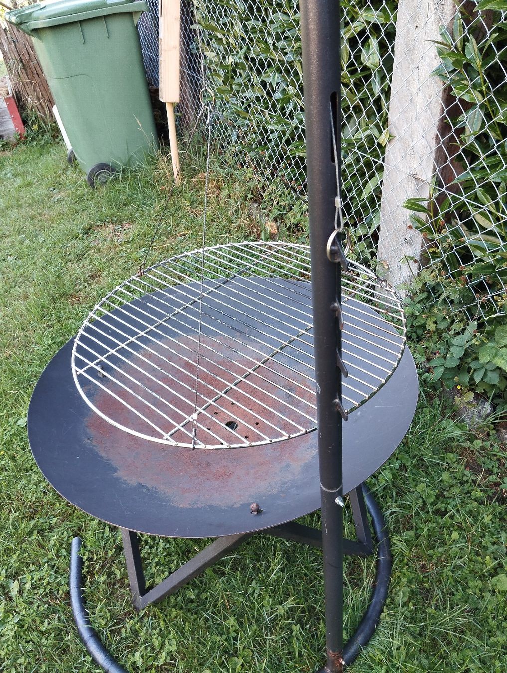 Cheminée d'extérieur: Feuerschale mit Grillrost – D'occasion à Altstätten SG par san_kjb7 1