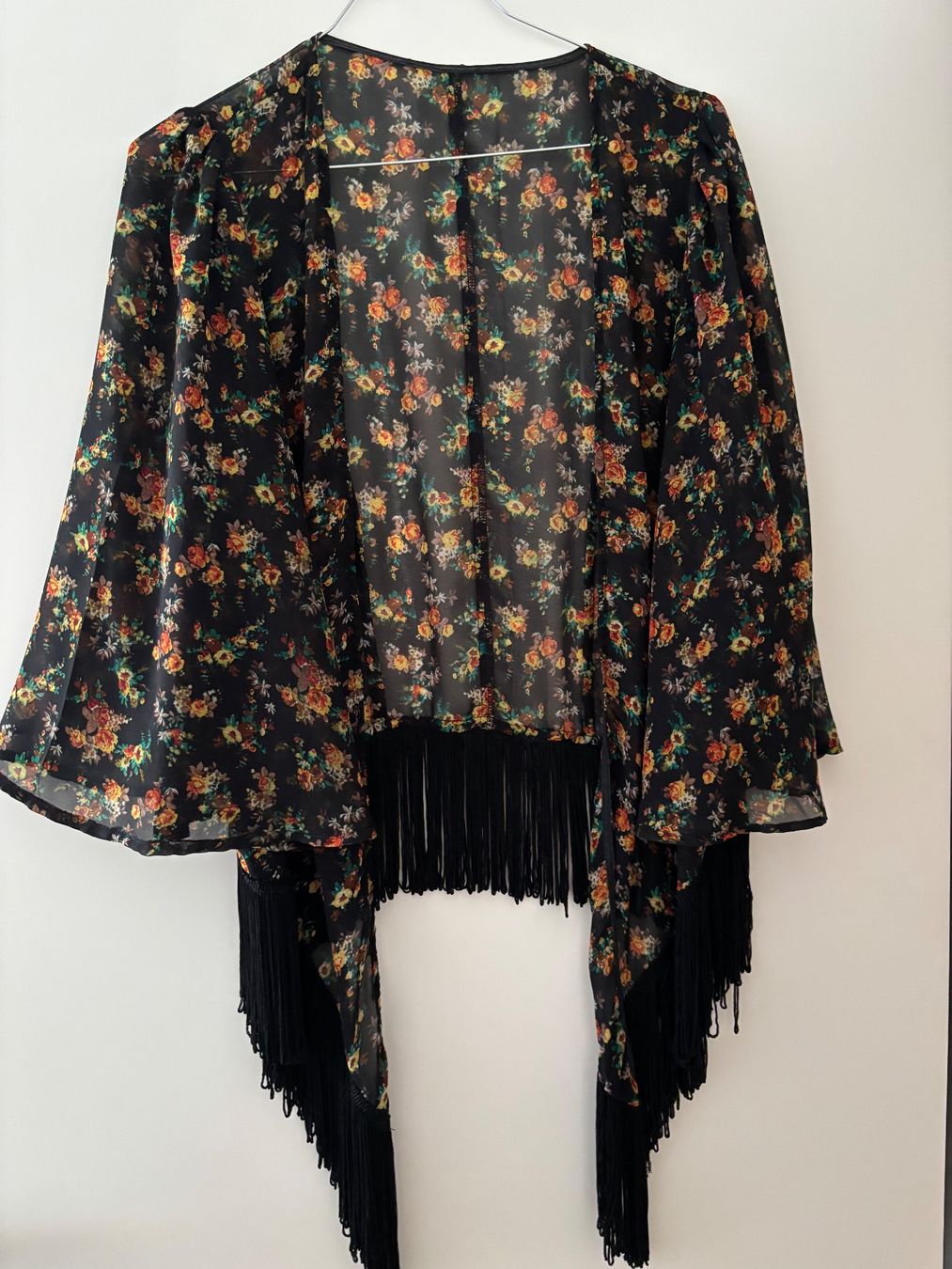 Arte internazionale: Kimono fleuri noir à franges, taille M. – Usato da Neuchâtel venduto da Zoilab