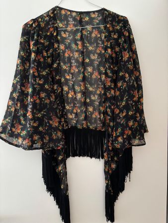 Kimono fleuri noir à franges, taille M.
