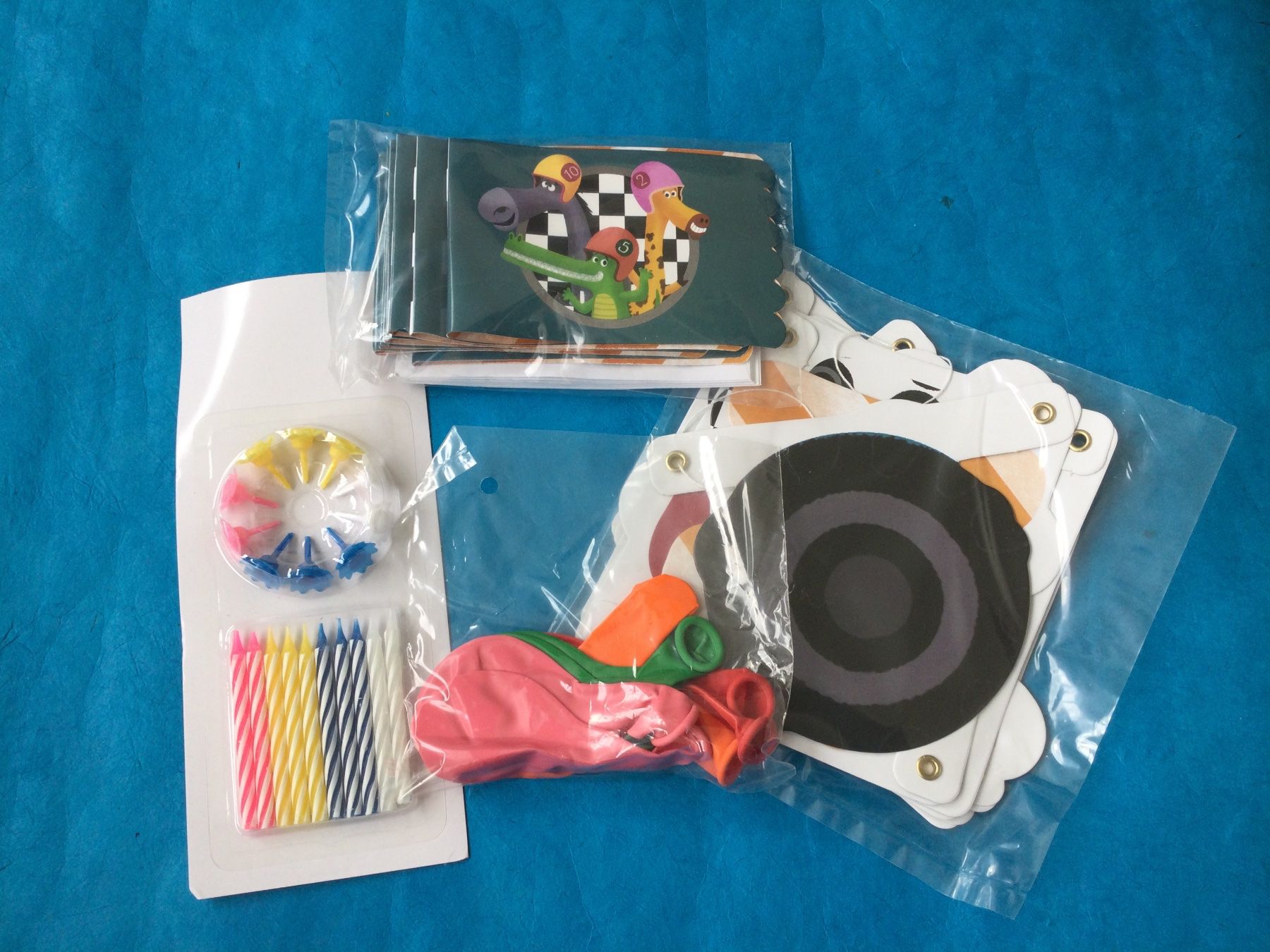 Tutte le decorazioni: Janod Happy Birthday Set. Racing. Neu – Nuovo e nell'imballaggio originale da S. Pietro venduto da pic_mc9g 4