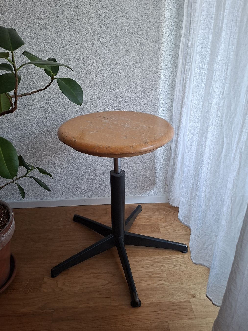 Sgabelli: vintage Industriehocker, Werkstatthocker, massiv  – Usato da Basel venduto da Lovintage