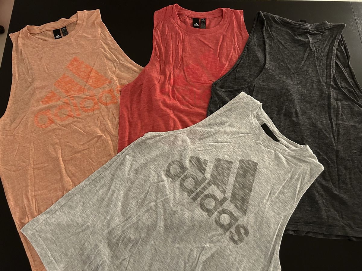 Adidas T-Shirts: Magliette Adidas senza maniche – Gebraucht aus Tenero von Laura-Pedu