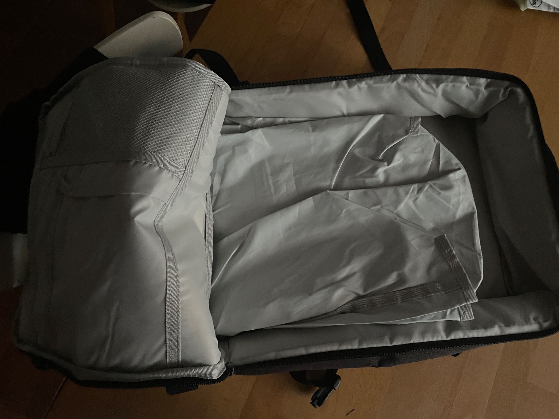 Zaini: neuwertiger Flugzeugrucksack mit USB Anschluss – Nuovo e nell'imballaggio originale da Regensberg venduto da Qanussa 4
