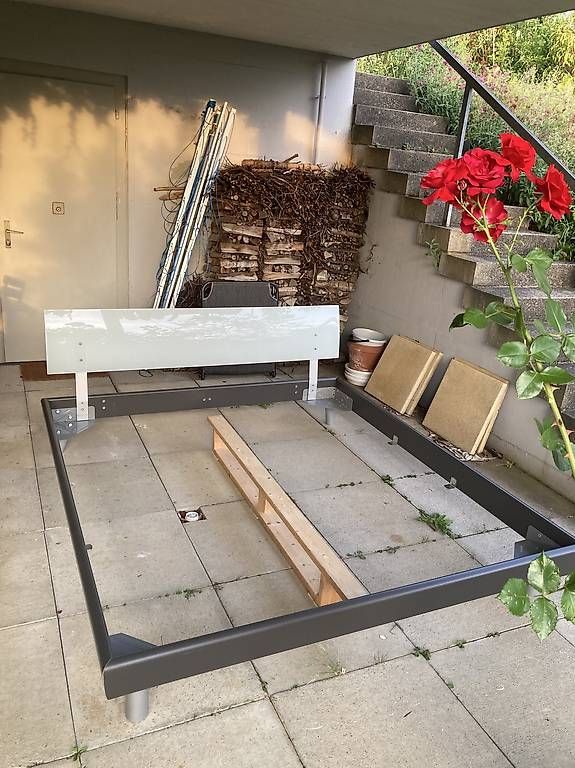 Betten: Bettrahmen 180x200: stabil & praktisch – Gebraucht aus Urdorf von Rose.14 1