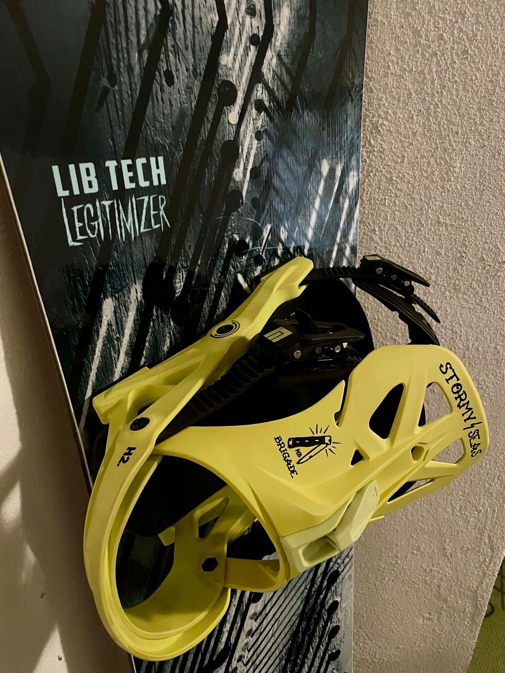 Lib Tech Board: Lib Tech Legitimizer Snowboard 147 mit Now Brigade Bindung – Usato da Triesenberg venduto da wintersunfun