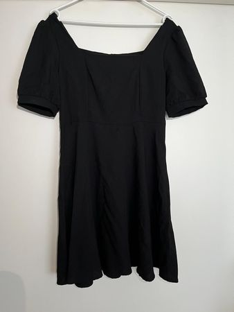 Schwarzes Kleid