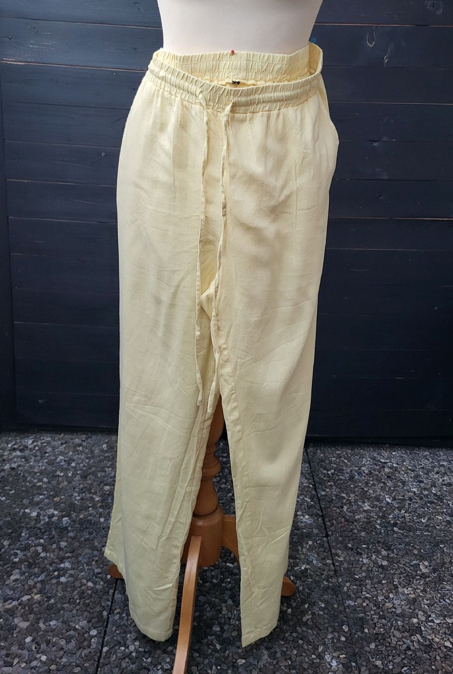 Pantalons: Pantalon palazzo jaune  – Neuf avec emballage d'origine à Fribourg par VictoriaShop7