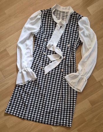 Kleid mit Hahnentrittmuster und Trompetenärmeln Gr. S