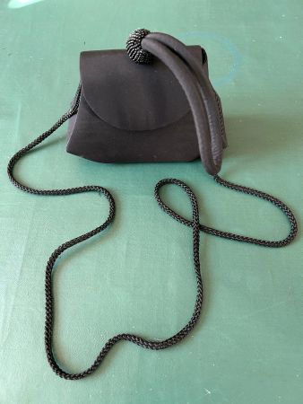 Kleines Abendtäschchen mit Trageriemen und Tragekordel