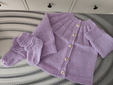 Handgestricktes Jäckchen Baby-Merino-Wolle 6-12 Monate