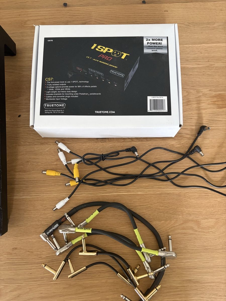 Instruments de musique: Pedalboard mit Netzteil und Pedals – D'occasion à Dällikon par Jonathan003 7