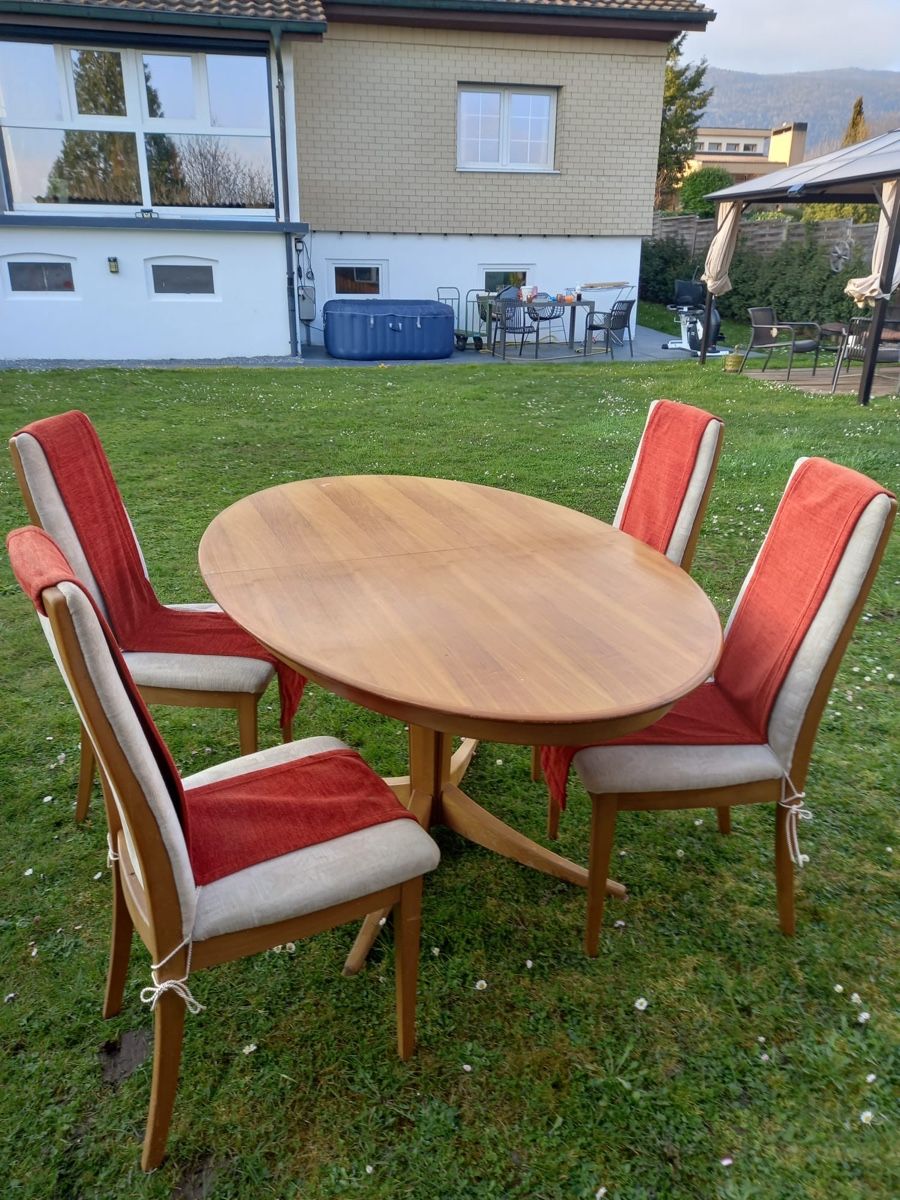 Tische: Tisch Nussbaum – Gebraucht aus Schnottwil von kredtke