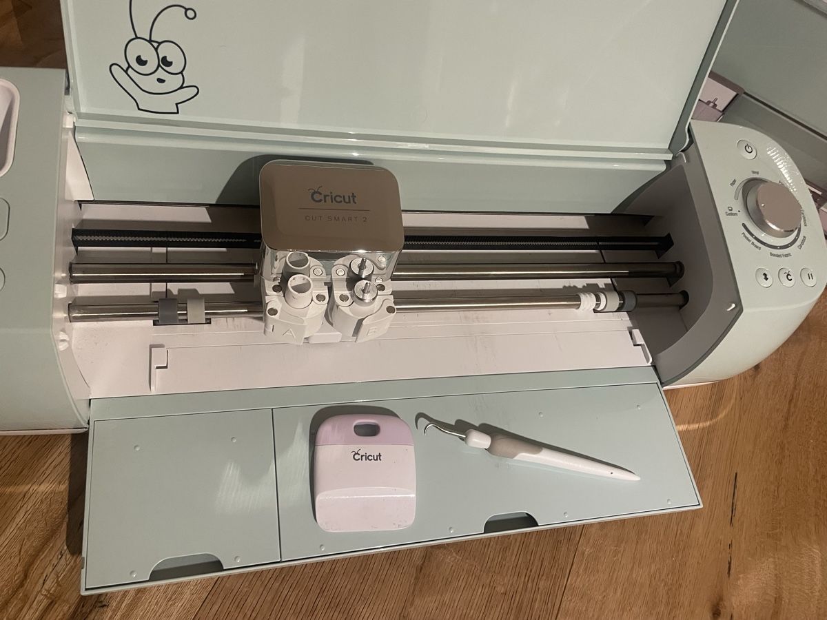 Cricut Stampanti: Cricut Explore Air 2 Plotter inkl. Zubehör & Materialpacket – Usato da Holziken venduto da Kaiserchiefli 2