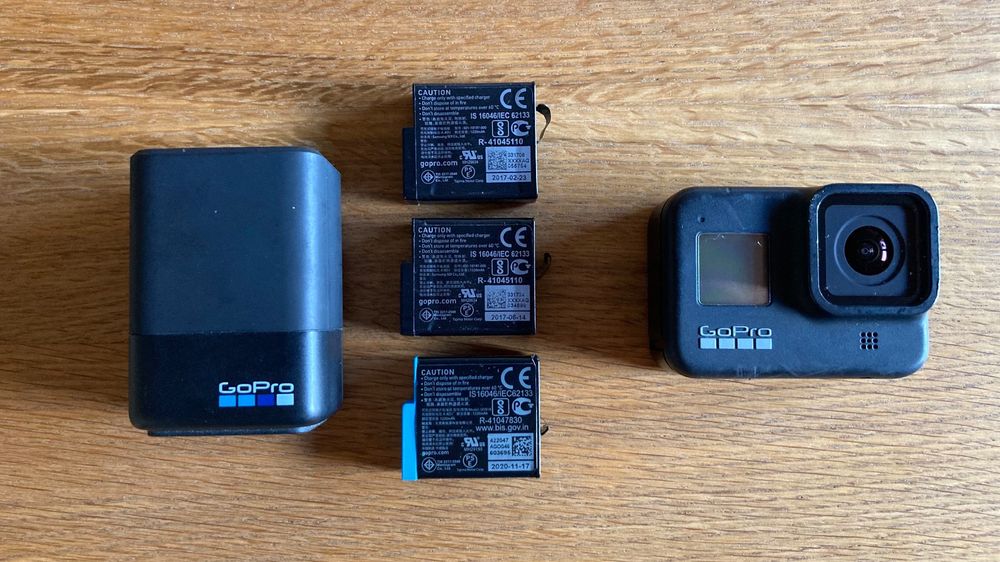 GoPro Hero 8 inkl. 3 Akkus und original Ladebox (Gebraucht) in ...