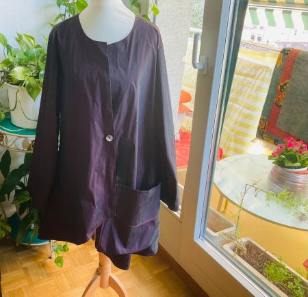 Adorable manteau asymétrique THANNY t. S prune tissu soyeux
