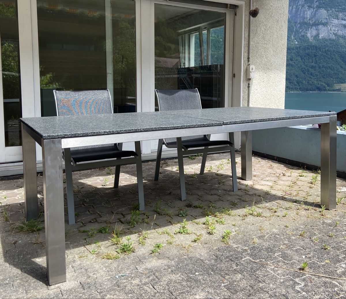 Tavoli: Schöner Gartentisch mit Granitplatte, Edelstahl – Usato da Mols venduto da Dero21 1