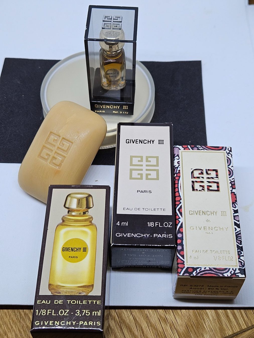 Givenchy Profumi & Eau de Toilette: GIVENCHY III déclinaison de miniatures avec emballages – Nuovo e nell'imballaggio originale da Romanel-sur-Lausanne venduto da delaforet 1