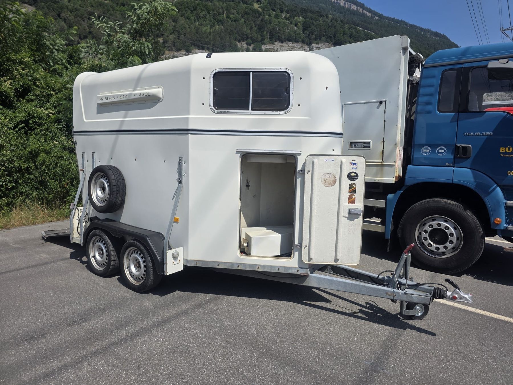 Huser Anhänger: Pferdetransportanhänger – Gebraucht aus Schiers von Rimuru