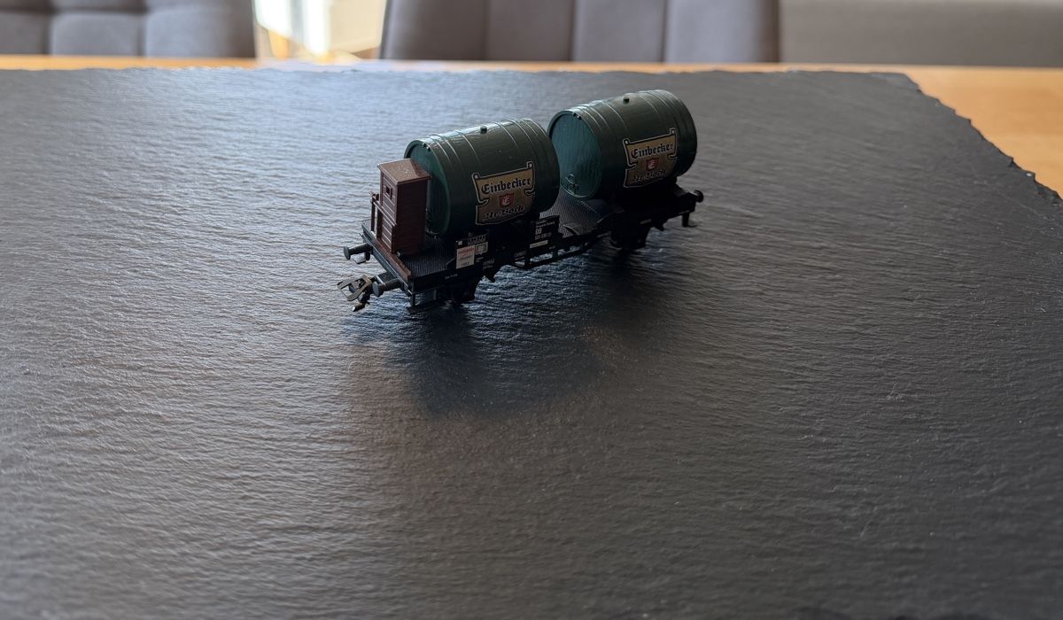 Märklin Modellini di ferrovie: Zwei-Achsen-Kesselwagen mit zwei Fässern Einbecker Bier – Usato da Kreuzlingen venduto da mat_xgv6 1
