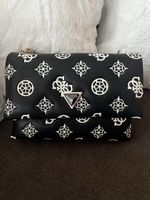 Guess Handtasche Schwarz/Weiss Muster, neuwertig!
