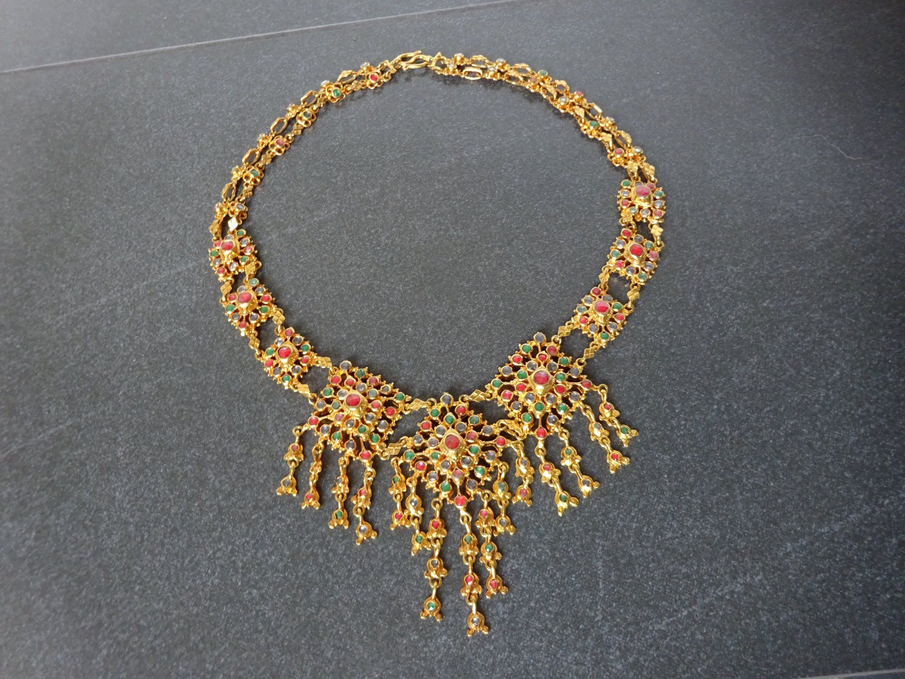 Catenine: Glitzer Collier / Kambotscha Tracht – Usato da Esslingen venduto da FetteSchnecke