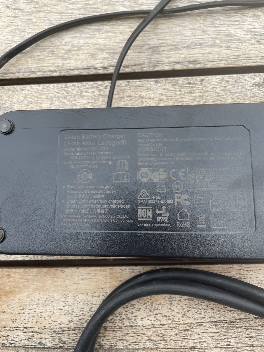 Specialized Chargeurs: Ladegerät SPECIALIZED SBC-C04 zu E-Bike – D'occasion à Untersiggenthal par Juemue36 5
