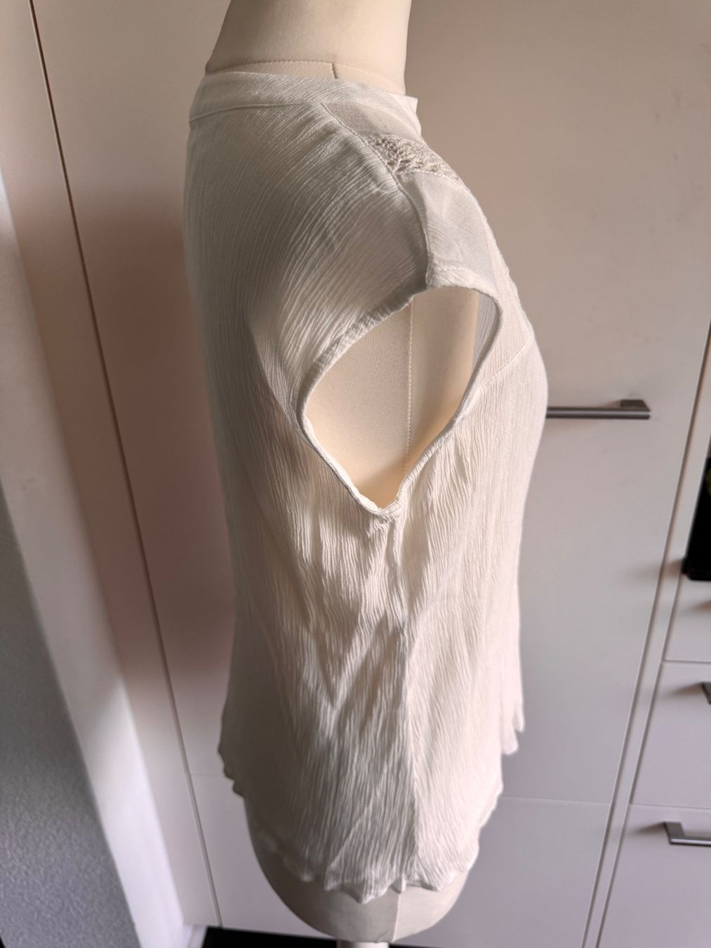 Comma Blusen: Kurzarm Shirt Bluse Gr. 34 weiss von Comma – Gebraucht aus Rothrist von Fondgruebe 1