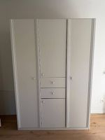 Sehr schöner und geräumiger Schrank