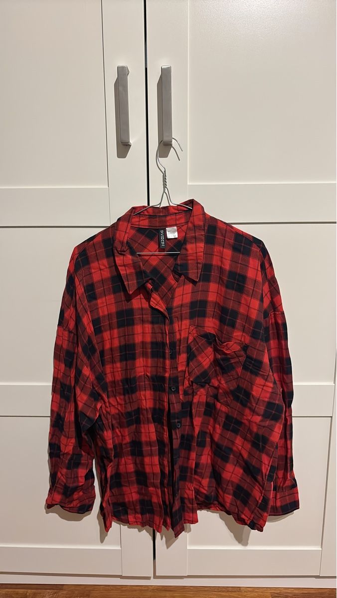 H&M Chemisiers: Karo Hemd rot schwarz Grösse L H&M Divided – D'occasion à Nänikon par Caro8989