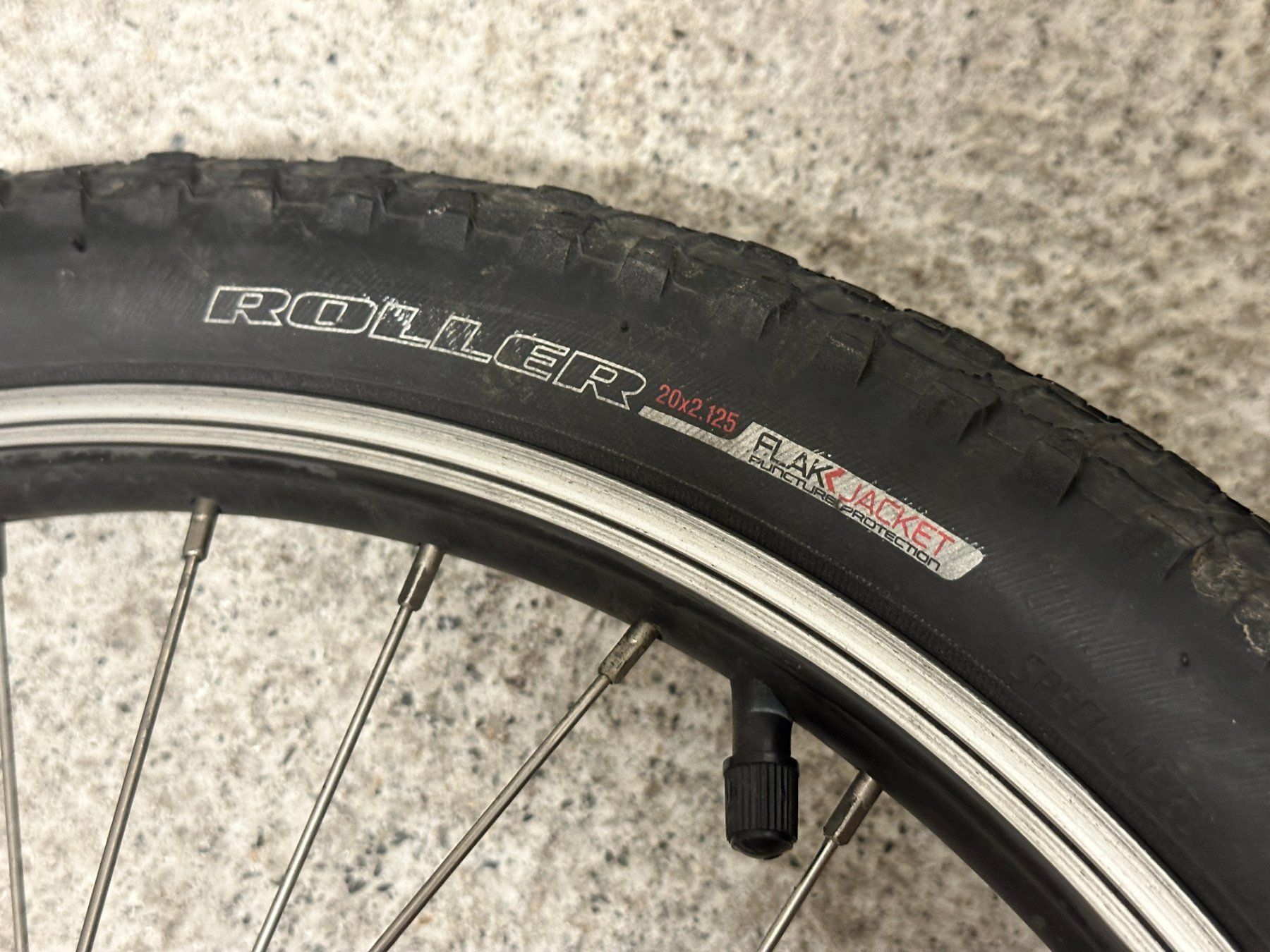 Specialized Biciclette: VTT vélo Specialized Hotrock 20 pouce – Usato da Lausanne venduto da brixton 8