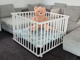 Kinderlaufstall weiss mit Rädern, höhenverstellbar