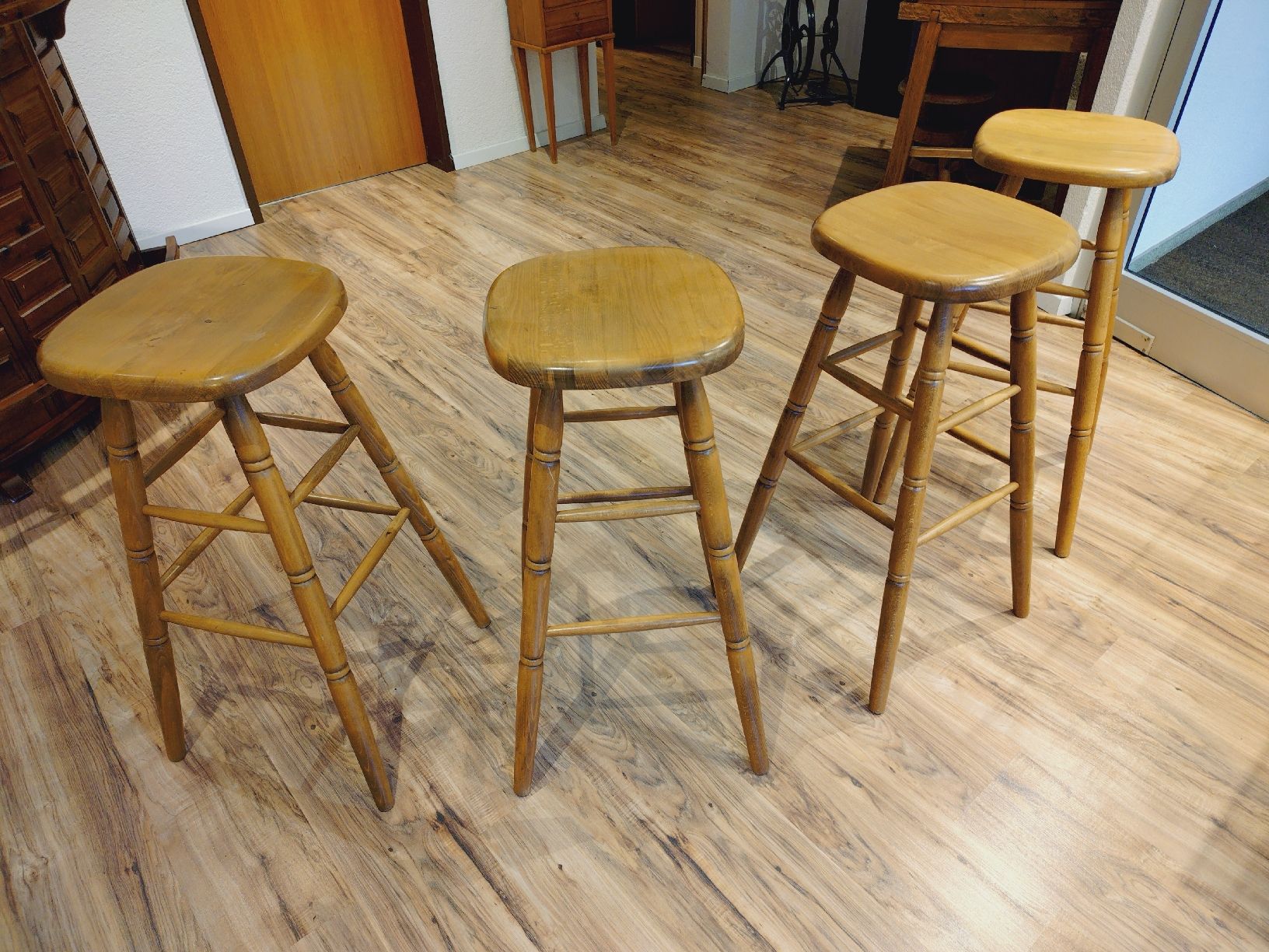 Hocker: Barhocker aus Holz, 4 Stück – Gebraucht aus Holderbank SO von Labhras