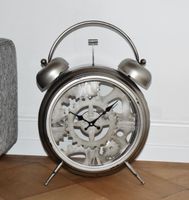 Standuhr in Weckerform