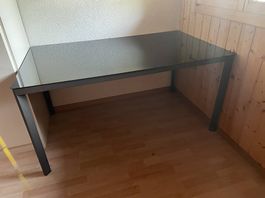 Gartentisch mit Glasplatte