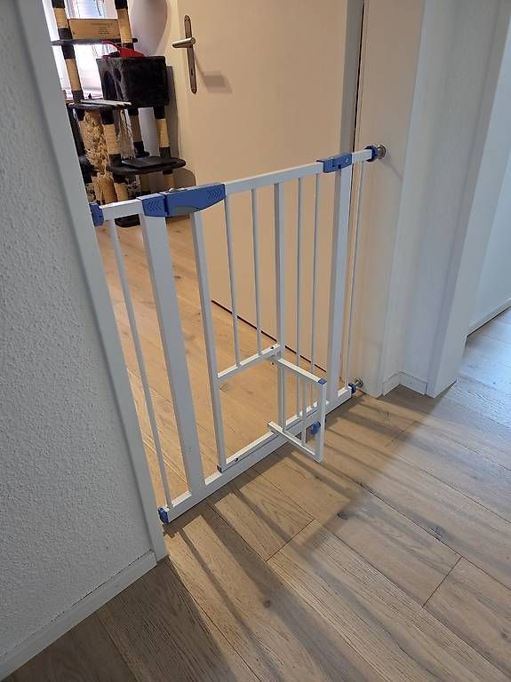 Sicherheit: Kesser Türschutzgitter Blau 74-87cm – Gebraucht aus Meggen von pirmins