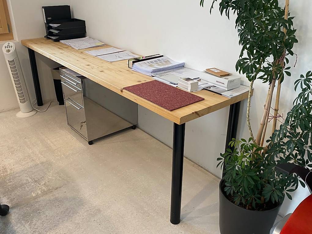 Schreibtische: Zeitloser Bürotisch – Gebraucht aus Chur von has_f8lc