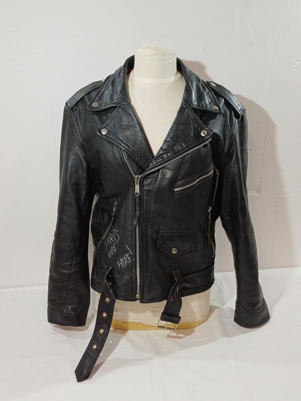 Autografi: Vintage Lederjacke Am-Tex mit Autogramm SAVATAGE – Usato da Luzern venduto da IG_Arbeit