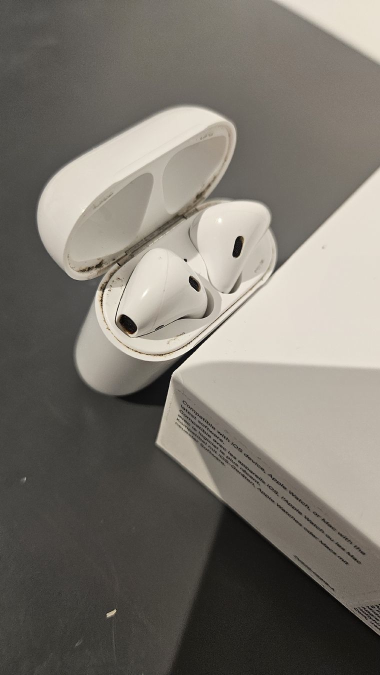 Apple Cuffie: Apple Airpods  – Usato da Kölliken venduto da SoLa07 1