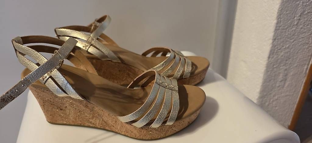 Damenschuhe: Ugg sandalen 39 – Gebraucht aus Wolfhausen von LoukAudio