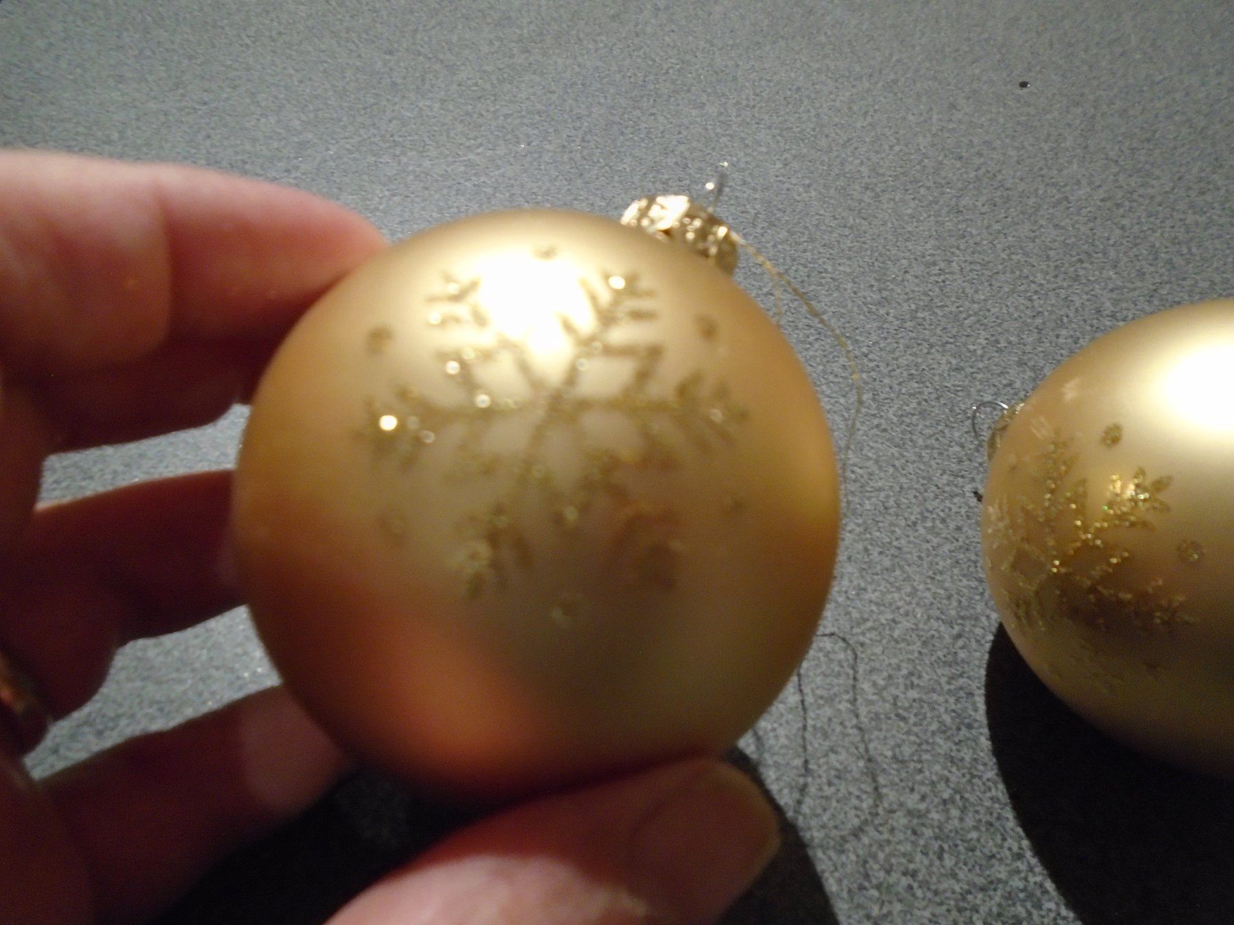 Alle Dekorationen: Weihnachtskugel 2 Stück, goldfarbig, Schneeflocke – Gebraucht aus Zürich von abraxas1291 1