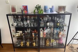 1 Neuwertige Glas-Vitrine, matt-schwarz