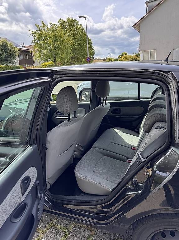 Renault Automobili: Renault Clio 1.2 16V 75PS mit MFK – Usato da Reinach BL venduto da ConFa 2